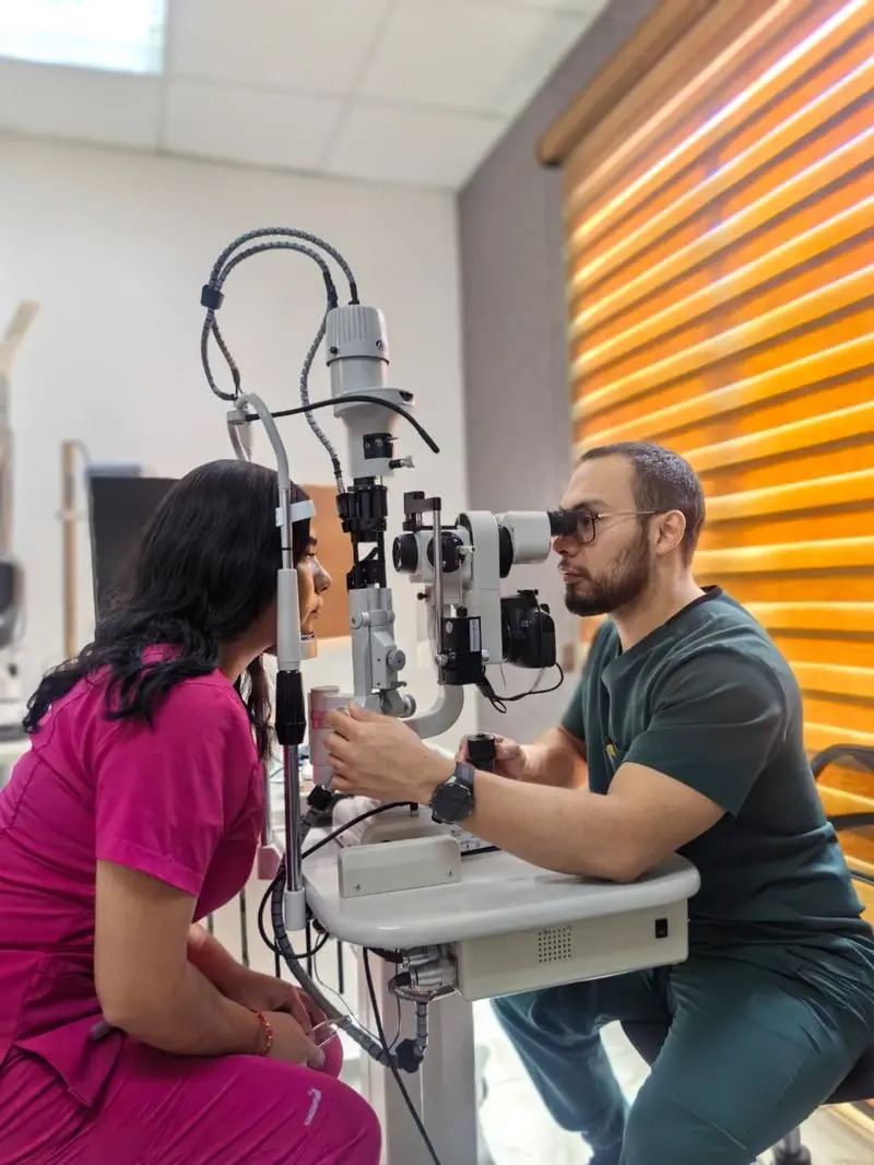 El Dr. Kalid Barush realiza un examen oftalmológico con lámpara de hendidura en el Centro Oftalmológico Aether, Oaxaca