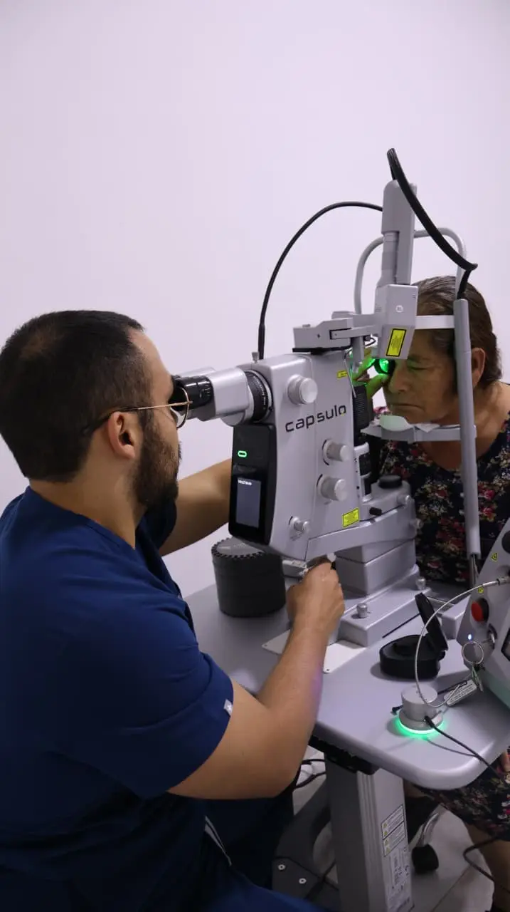 Dr. Kalid Barush con láser para tratamiento de glaucoma (SLT/YAG) en Oaxaca